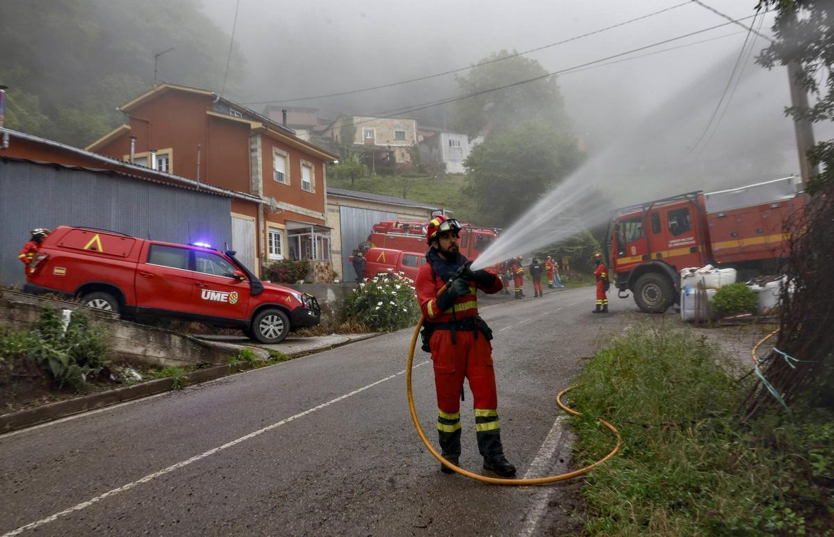 La UME se prepara en Valdés y Tineo para los incendios del verano
