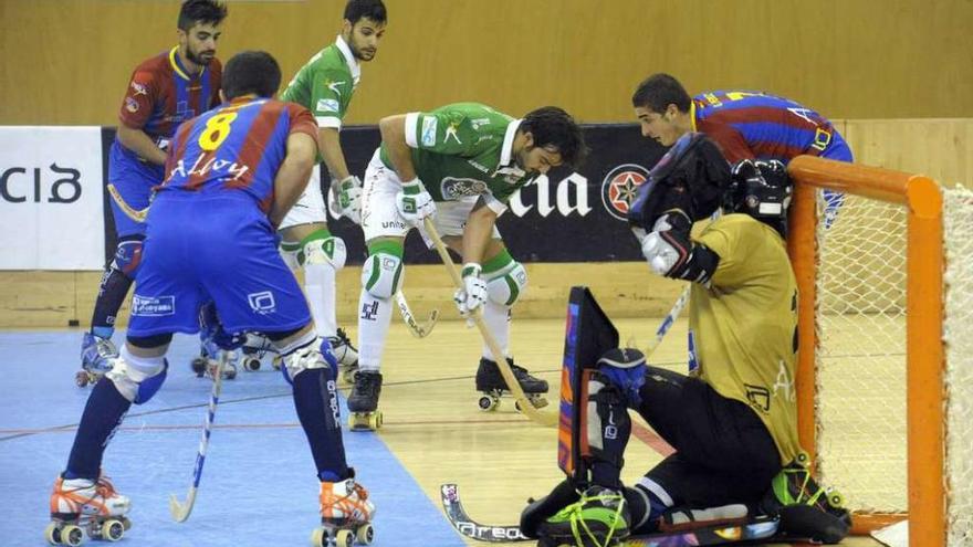 Josep Lamas, rodeado por tres jugadores del Alcoy, en un partido de esta temporada.