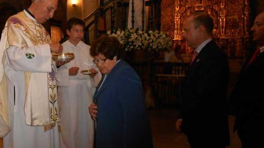 Ricardo García da la comunión durante el oficio, en la catedral.  //E.G.