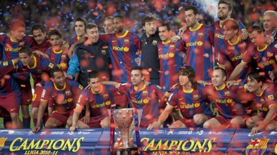 El Barça recibe el trofeo de campeón de Liga