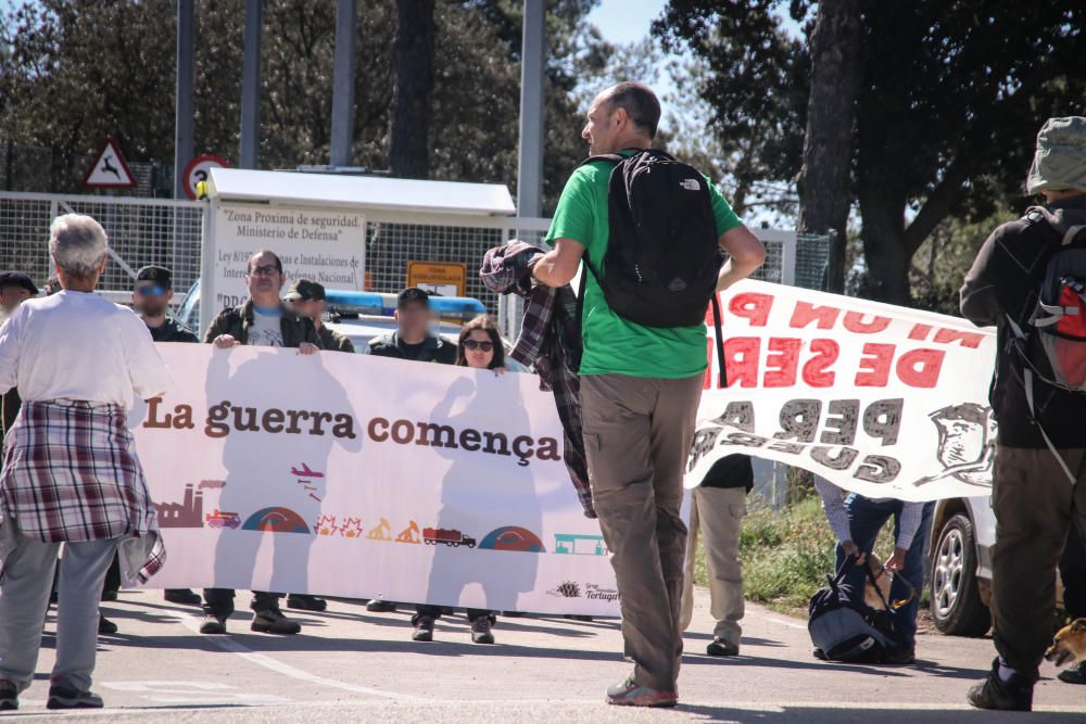 Marcha antimilitarista en la Sierra de Aitana