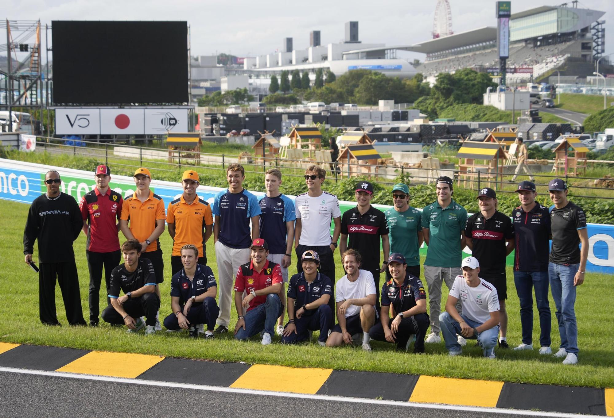 Vettel presenta sus 'hoteles para abejas' en Suzuka