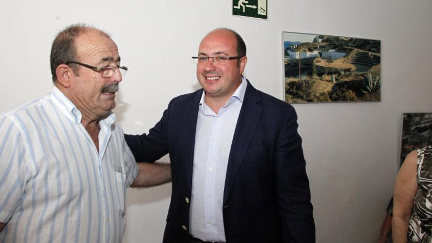 Eliseo Sánchez Plaza (izquierda) y Pedro Antonio Sánchez el día que el presidente y exalcalde se despedía de sus concejales.