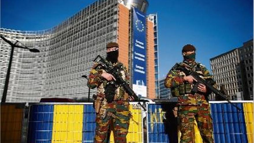 Dos soldats vigilen la seu de la Comissió Europea a Brussel·les.