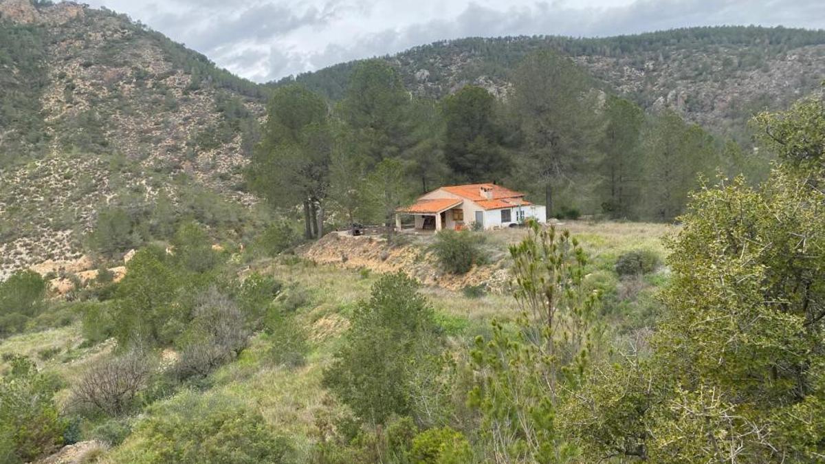 Edificación existente y terrenos donde se proyecta el camping en Quesa.