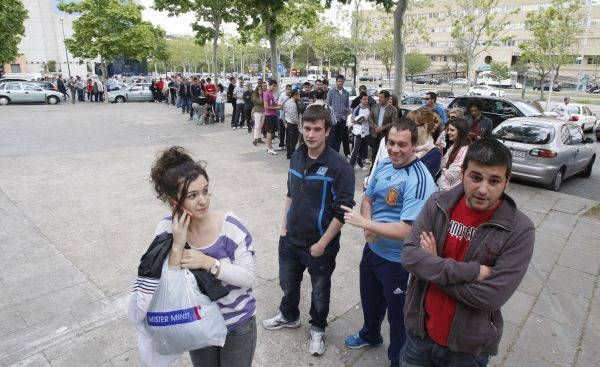 Largas filas para hacerse con una localidad para este sábado