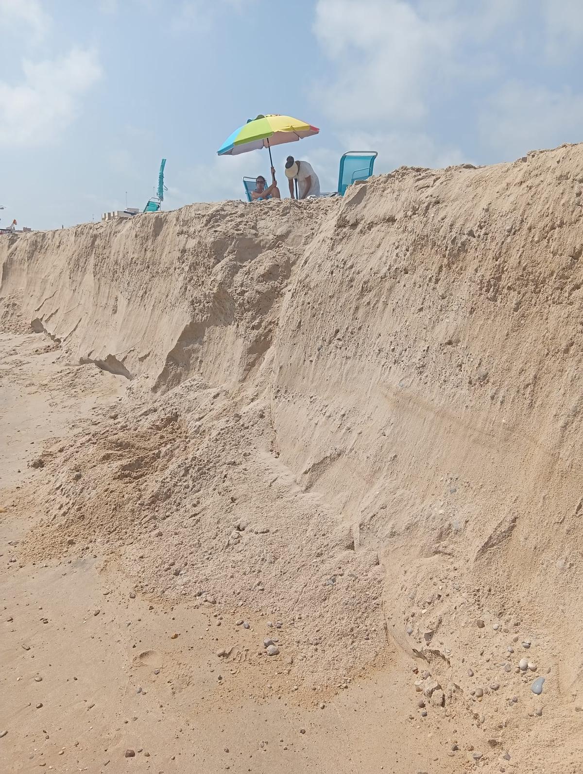 El enorme escalón de la playa del Socarrat dificulta el acceso a la zona de baño.