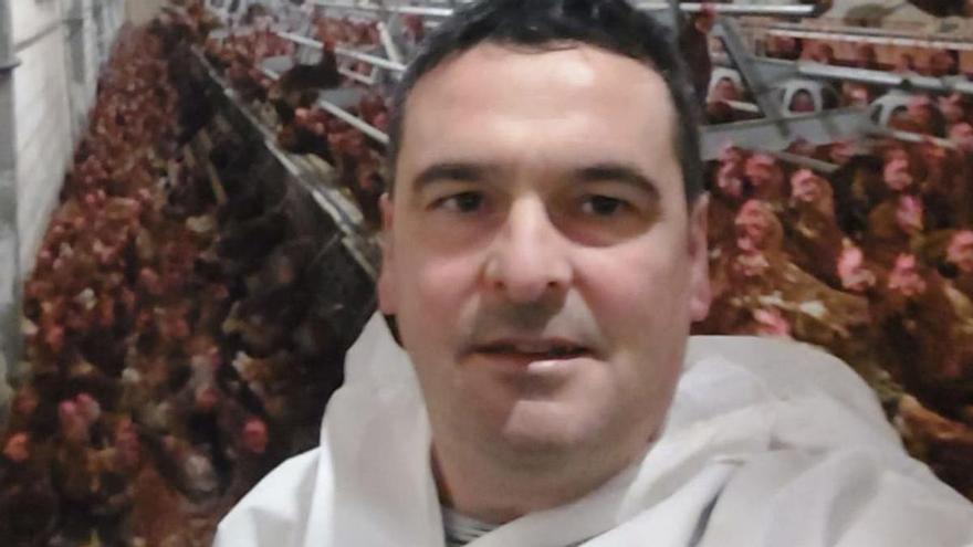 El granjero avícola Davil Durán, con un mono de protección, tras guardar a sus gallinas ayer. |