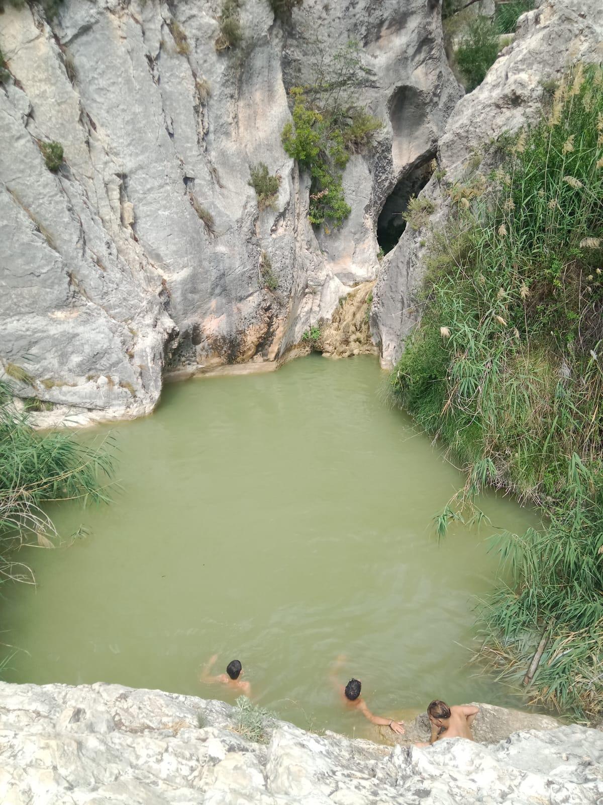 Un grupo de chavales se baña en el Racó de Sant Bonaventura hace unos días pese a la falta de renovación del agua
