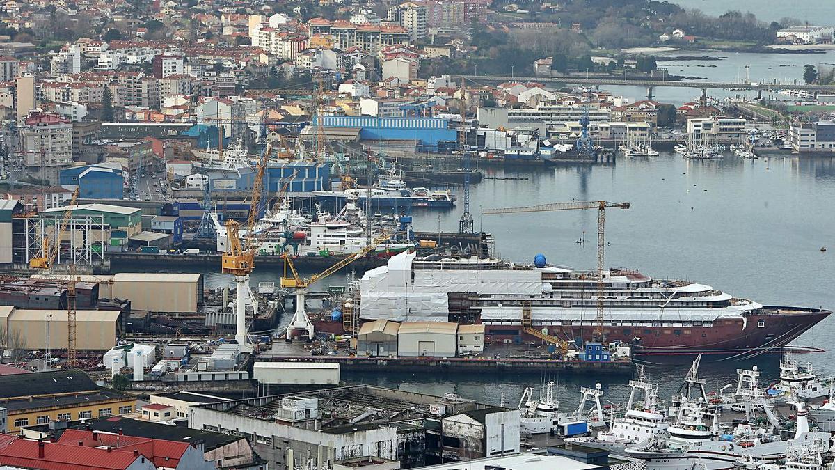 Vista general de parte de los astilleros de VIgo. |  // MARTA G. BREA