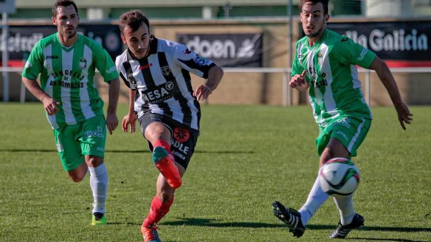 Adrián Llano, tras golpear el balón en el partido de ida disputado por el Lealtad ante el Somozas.