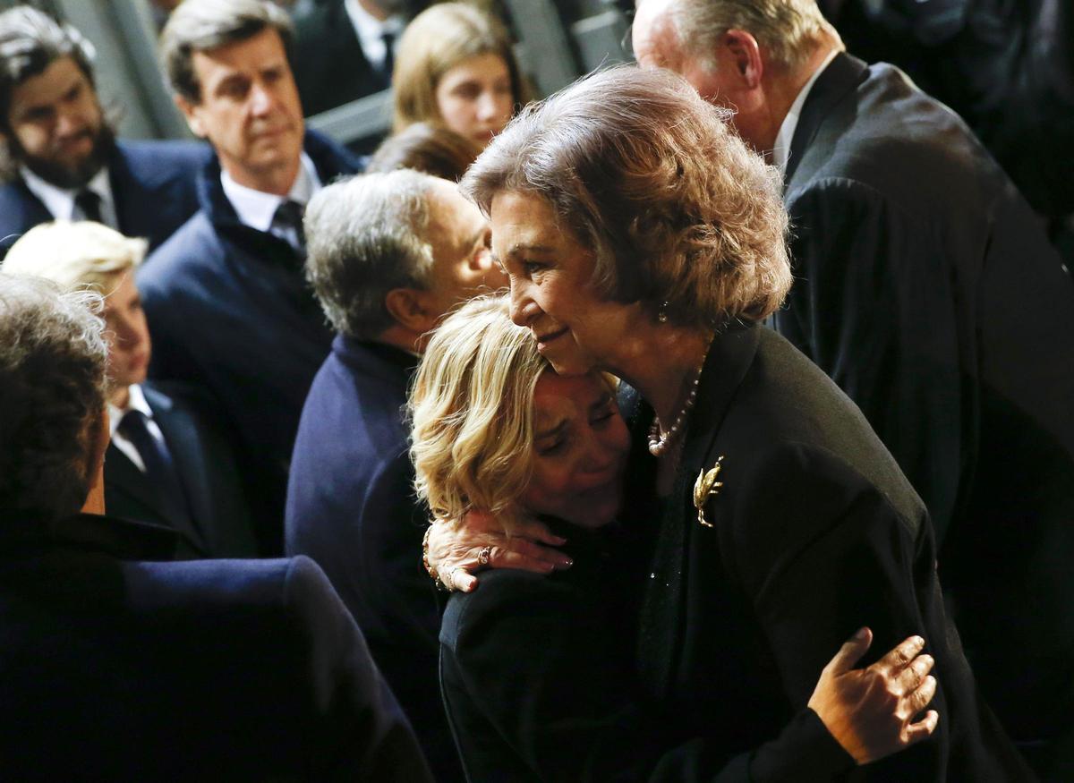 La Reina Sofía con Eugenia Martínez de Irujo en el funeral de su madre, Cayetana de Alba.