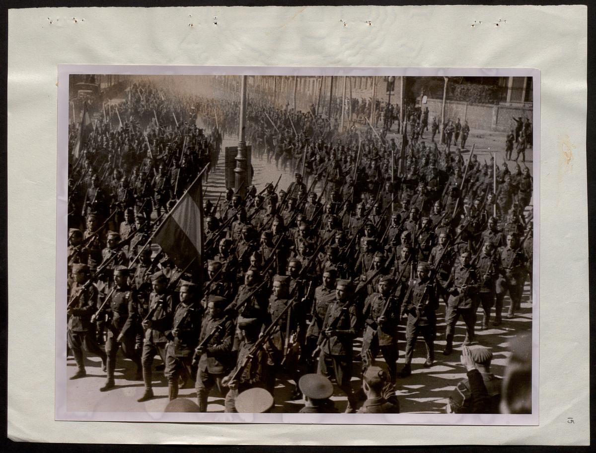 Las tropas golpistas desfilan por la Diagonal de Barcelona, el 21 de febrero de 1939.