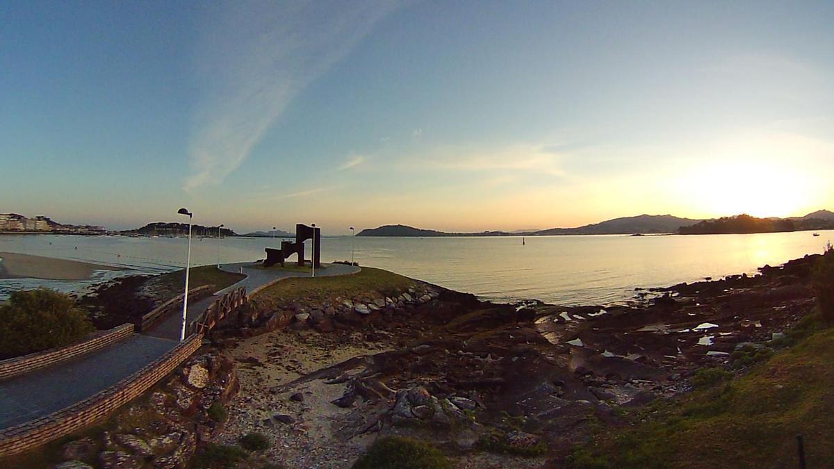 Amanecer en la ría de Baiona, captado esta mañana por la cámara de MeteoGalicia