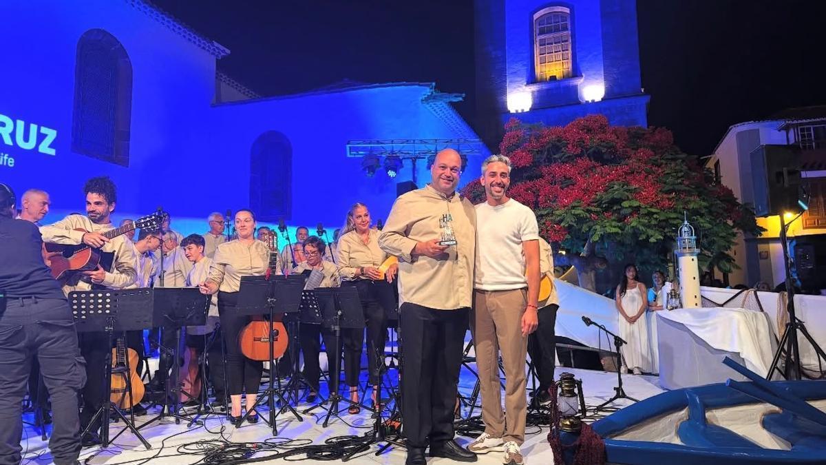 El director de la UA El Cabo, Israel Espino, junto al concejal de Fiestas, Javier Caraballero, en la pasada edición.