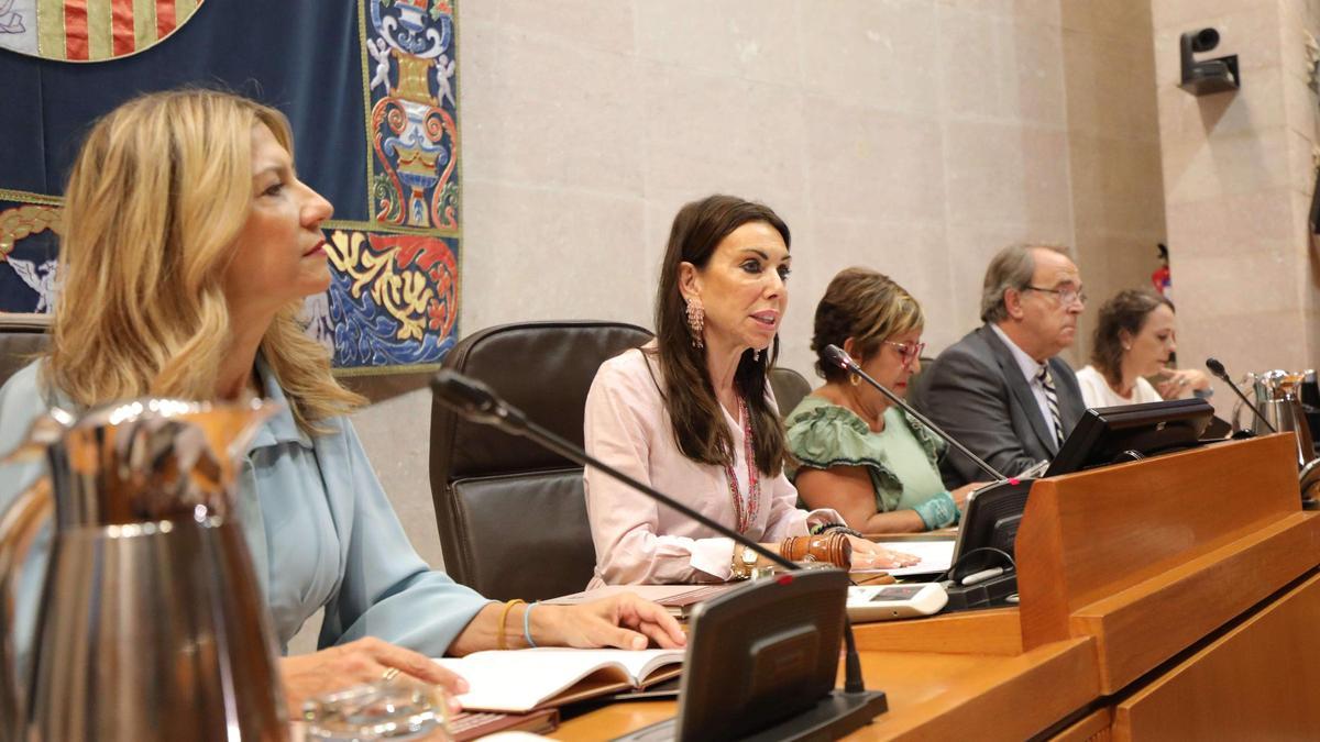 Mar Vaquero y Marta Fernández, el día de la investidura de Jorge Azcón, en las Cortes.