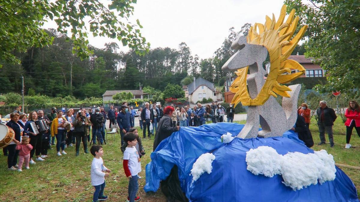 Acto en el que se descubrió anoche el perro de Cans, en el día de los vecinos. |   // ANXO GUTIÉRREZ