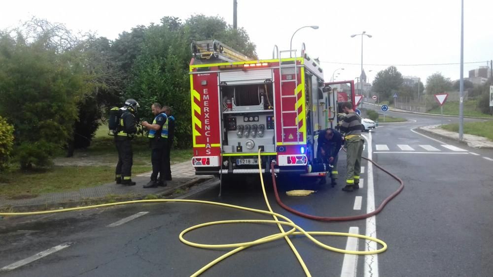 Los bomberos intervienen en el incendio de una casa en A Estrada