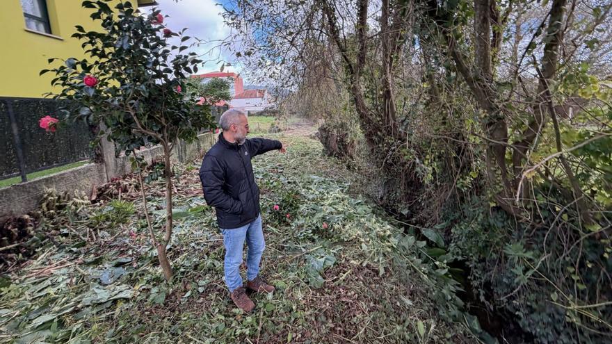 El edil de Medio Ambiente, Antón Iglesias, ayer junto al cauce del Canliñas ya desbrozado. |  G.Núñez