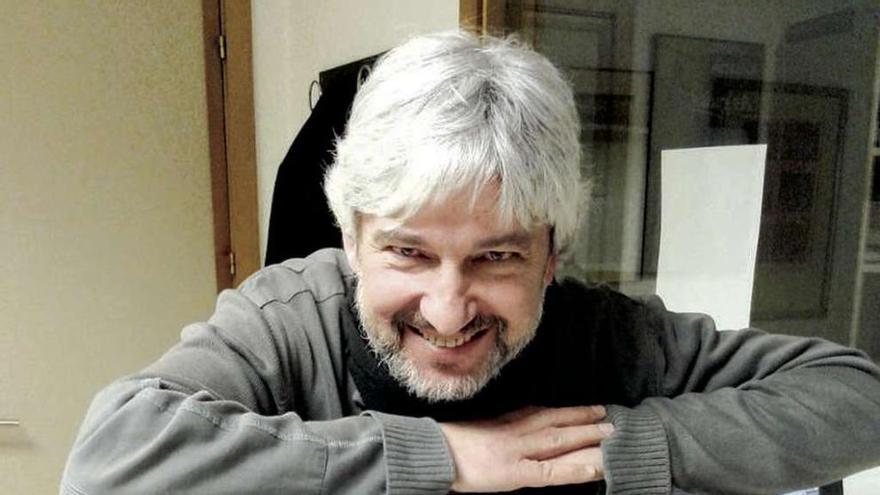O escritor Fran Alonso posa ca súa obra &quot;Poética&quot;. // FdV