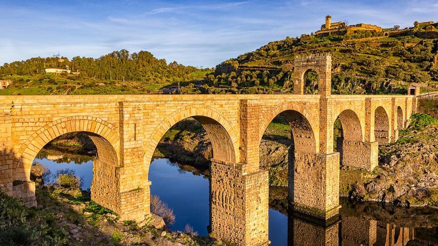 El puente de Alcántara fue construido en el siglo II d.C. por Cayo Julio Lacer