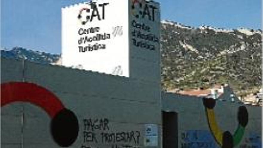 Edifici del CAT a l&#039;entrada centre de Berga amb pintades, el desembre