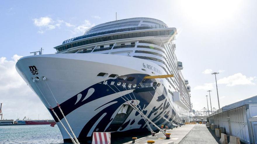 Un crucero de MSC, atracado en el muelle Santa Catalina. | |