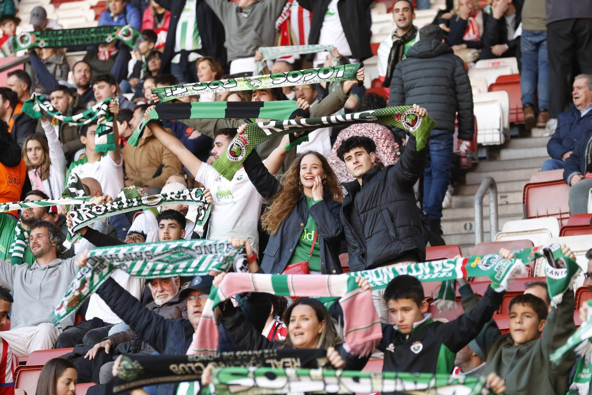 El partido entre el Sporting y el Racing de Santander, en imágenes