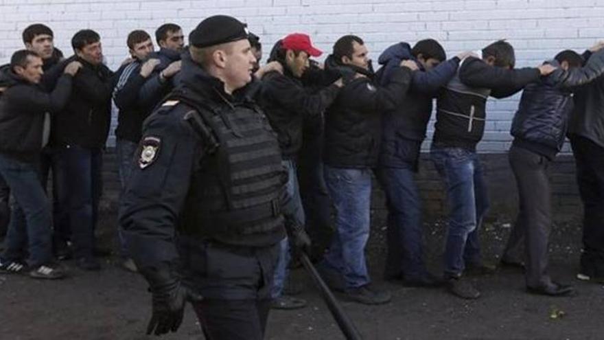 La policía arresta a 1.200 inmigrantes en un barrio de Moscú tras los disturbios racistas contra ellos