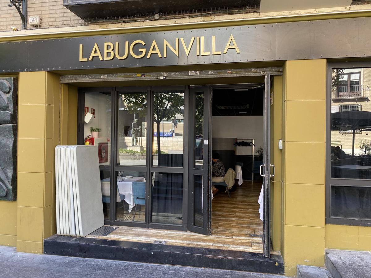 El restaurante la Buganvilla en la plaza de Ariño.