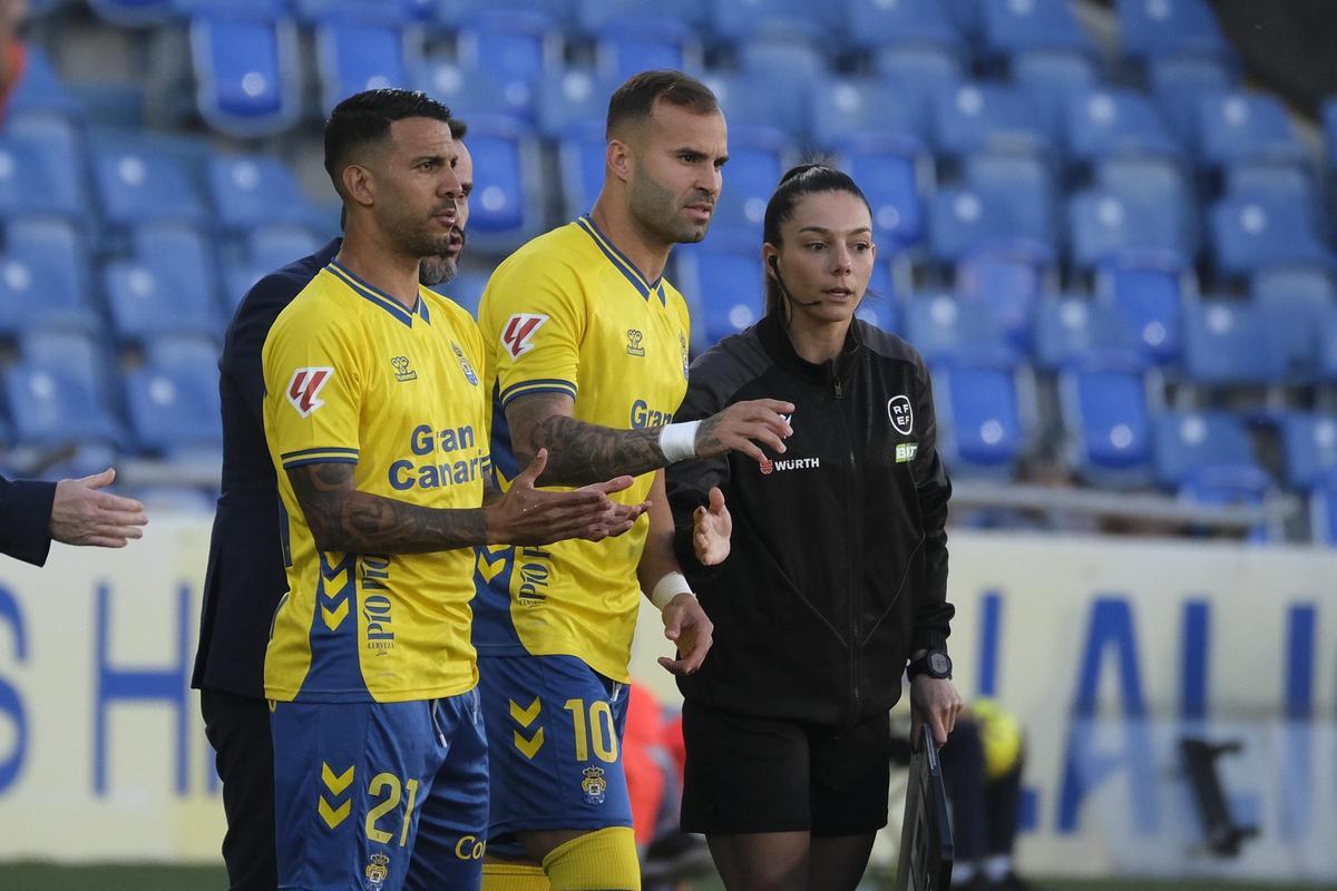 Viera y Jesé a punto de ingresar al terreno de juego en el Gran Canaria