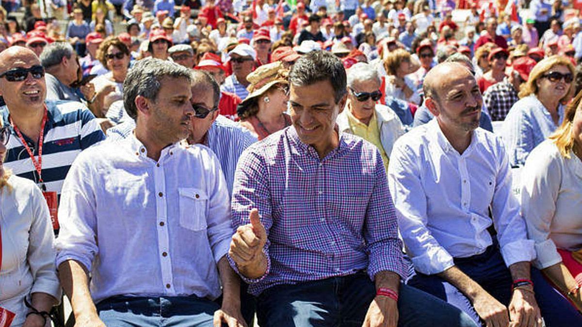 Ignacio López y Jorge Gallardo rodean a Pedro Sánchez en un mitin celebrado en Cártama.