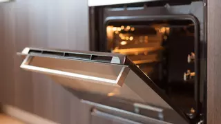 El truco para quitar toda la grasa de la bandeja del horno y dejarla brillante en tan solo cinco minutos
