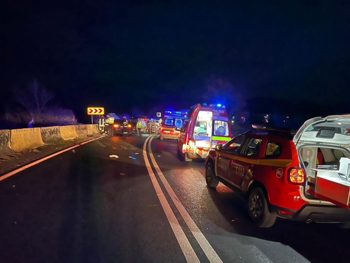 Las ambulancias y los bomberos en el punto donde se produjo el accidente mortal.