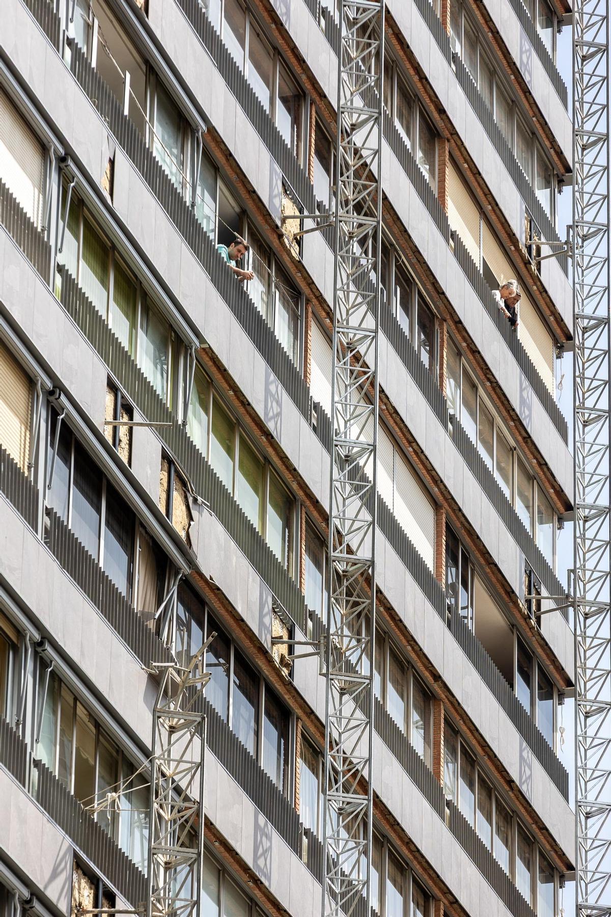 Mueren dos personas tras desplomarse un andamio en un edificio de 18 plantas en Benidorm