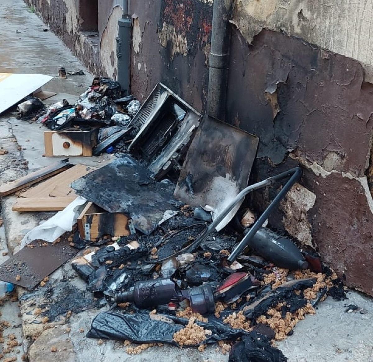 Restos quemados en los actos vandálicos del domingo de madrugada.