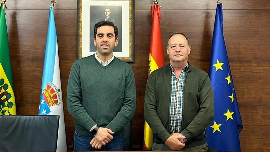 O rexedor Álex Doval, esquerda, co novo xuíz de paz substituto, Manuel Ferro