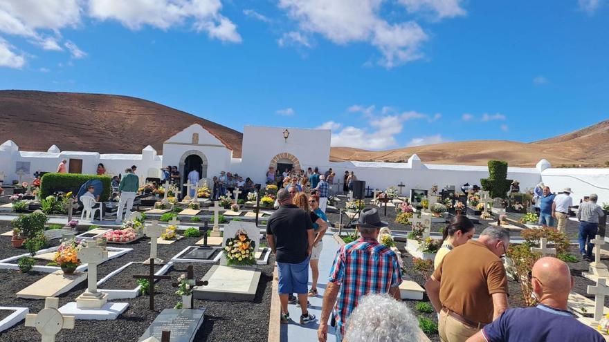 Un grupo de personas en el cementerio de Tuineje, que todavía acoge tumbas en el suelo, que acudieron a recordar a sus difuntos.