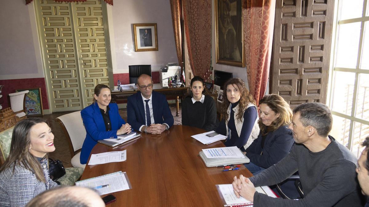 El consejero de Educación, Victor Marín, se reúne con la alcaldesa de Cehegín, Alicia del Amor, y los directos de los centros educativos del municipio