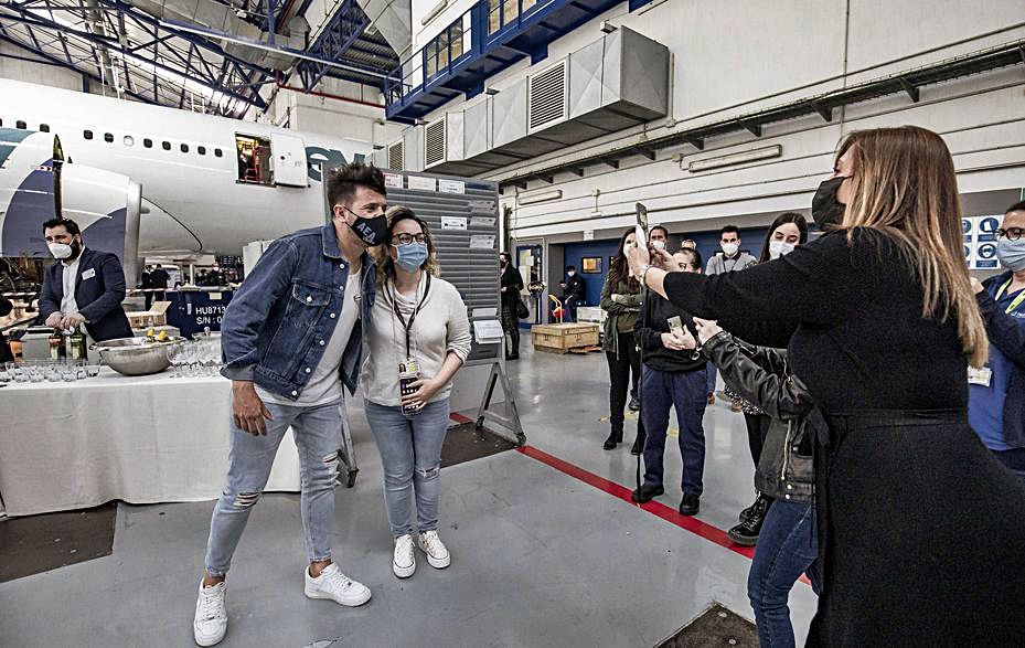 El músico atiende a unos fans, ayer, en el aeropuerto.