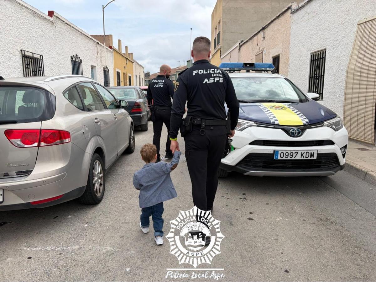 El menor junto a uno de los agentes.