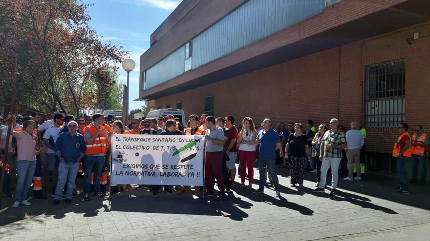 Un centenar de trabajadores de Tenorio se concentran en el Hospital San Pedro de Alcántara de Cáceres
