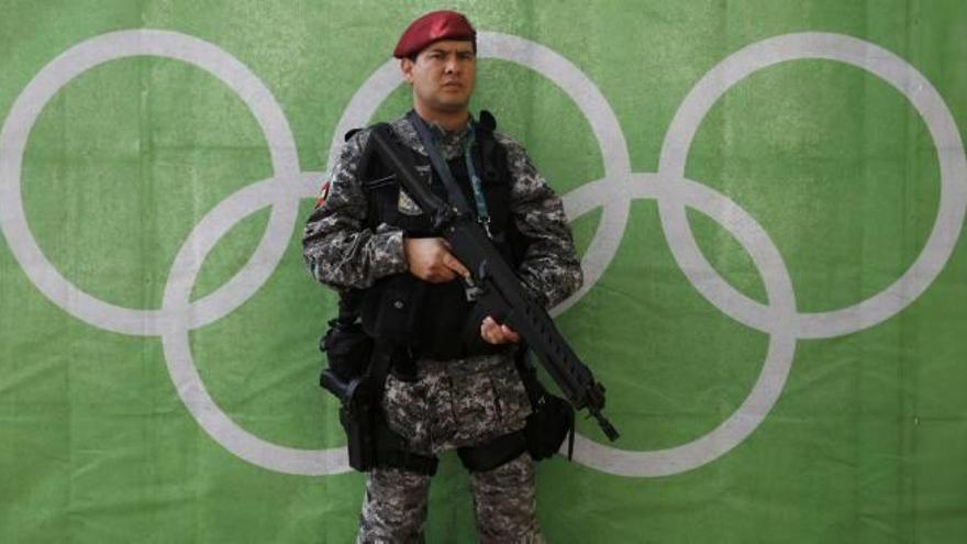 Un agente de policía vigila las instalaciones previstas para los Juegos Olímpicos.