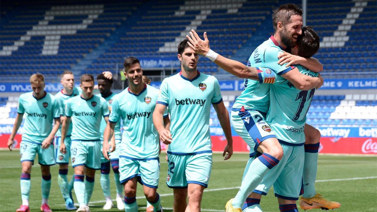 Los jugadores del Levante celebran un gol