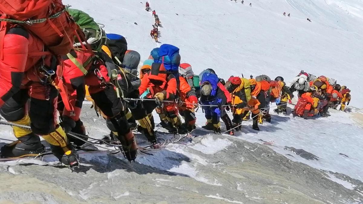 Hilera de alpinistas subiendo al Everest