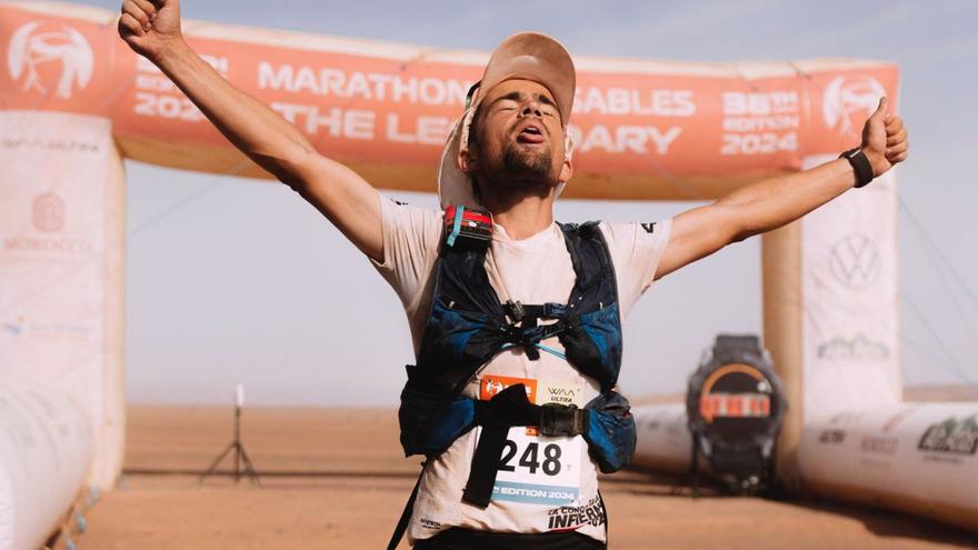 El valenciano Iván Penalba alza los brazos tras cruzar la meta en el Marathon des Sables.  | SD