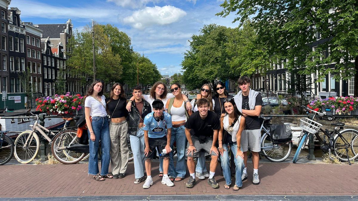 Un grupo de dez estudantes de Silleda, que remataron o bacharelato, de interrail por Amsterdam.