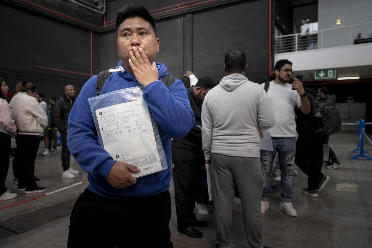 Unas 3000 personas migrantes hacen cola en La Farga de L'Hospitalet para pedir la regularización