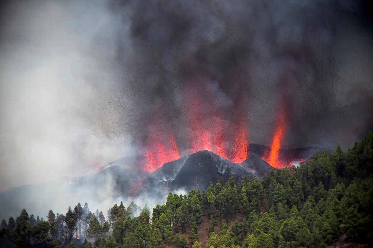 19/9/2021. Entra en erupción el volcán de La Palma, el primer fenómeno de este tipo en la isla canaria desde el del Teneguía, en 1971.