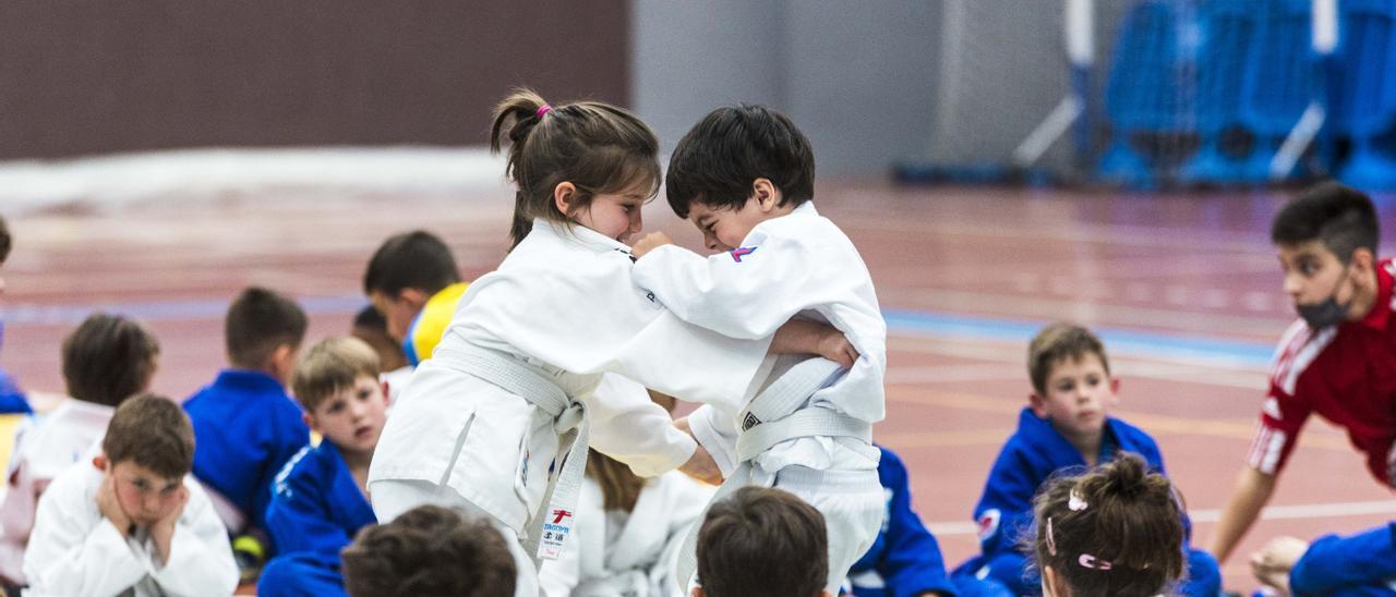 Los Canapés se llena con la tercera jornada de la Liga Avilesina de judo